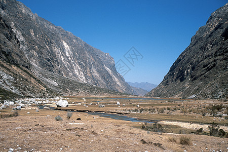 前往秘鲁基地营地的安第斯山内美丽的山谷地形冒险河床天空岩石山脉高地环境地面蓝色图片