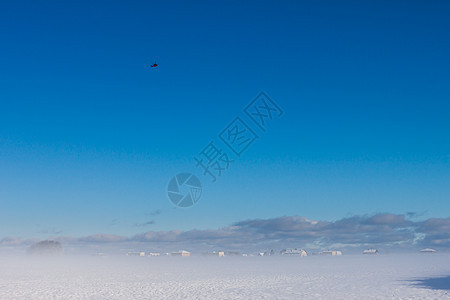 使用直升机的冬季风景图片