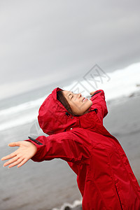 落下的女人在雨中快乐的海洋图片