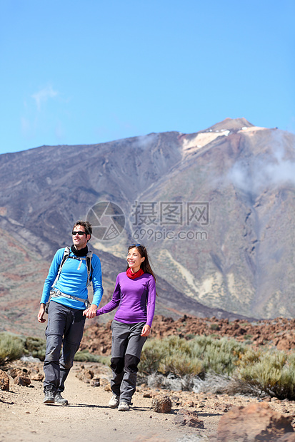 一对夫妇户外徒步旅行图片