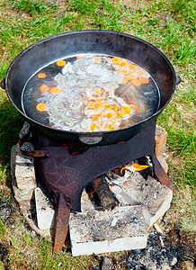 在喀山省煮焦巴汤金属框架烹饪厨具食物日志炊具烤箱壁炉营火图片