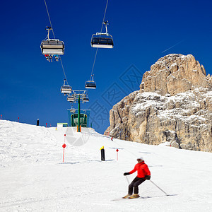 滑雪手脚上的滑雪者索道运动活动顶峰踪迹升降椅季节升降机蓝色天气图片