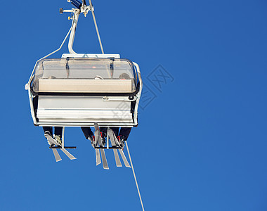 滑雪电梯活动踪迹蓝色缆车团体高山天空索道阳光滑雪者图片