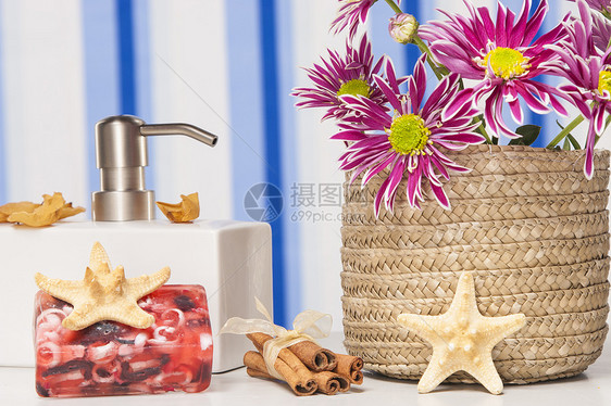 含有天然肥皂和花朵的垃圾锅治疗木头按摩疗法中心生活水疗药品草本植物芳香图片