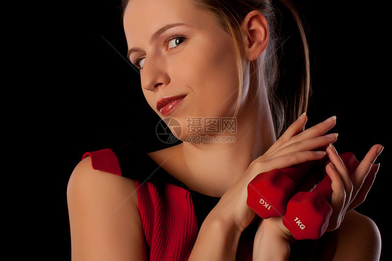 年轻女人玩两个哑铃图片