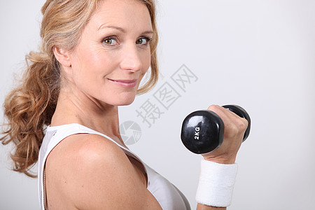 一位有哑铃女人的肖像好身材女士防汗微笑锻炼健身房工作室健身服运动黑色图片