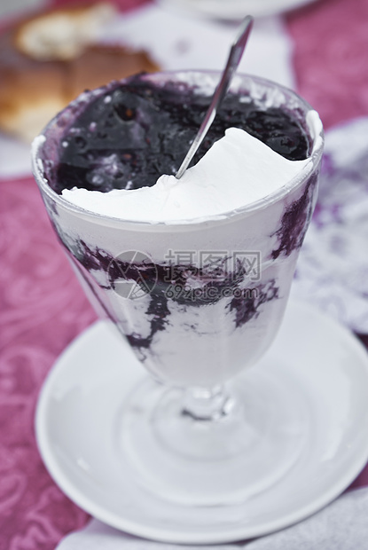 西西里花岗岩加奶油和木莓饮料面包养分冰淇淋浆果玻璃美食果汁杯子水果图片