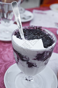 西西里花岗岩加奶油和木莓冰淇淋美食饮料浆果养分乡村冰糕玻璃食物牛奶图片