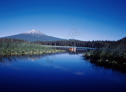 俄勒冈州卡斯凯德州的霍斯默湖与学士山首脑顶峰高山蓝色图片