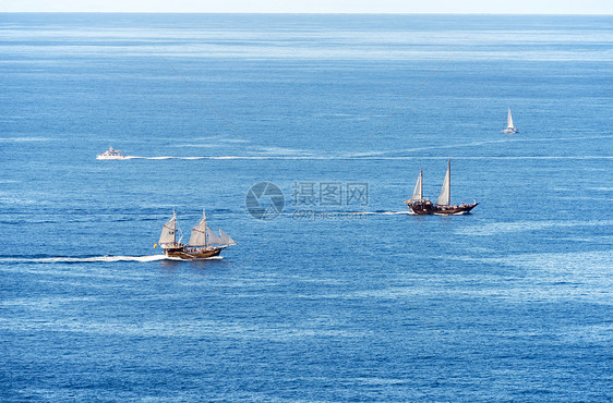 海上船只护卫舰白色汽艇地平线巡航速度旅行木头船舶航行图片