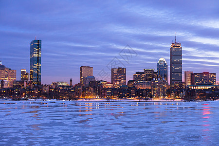 黎明时分在波士顿后湾天际天空景观反射摩天大楼蓝色城市办公室建筑图片