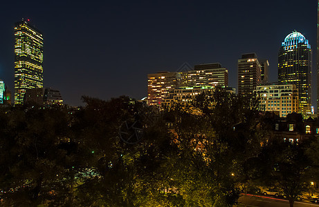 波士顿 Back Bay 天线建筑物地标树木财富建筑学城市摩天大楼黑暗天空商业图片