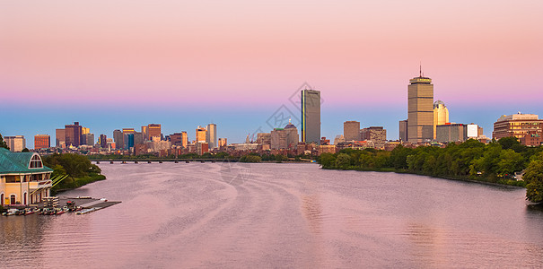 波士顿 剑桥和查尔斯河之景天空黑暗蓝色市中心办公室建筑物建筑船库城市树木图片