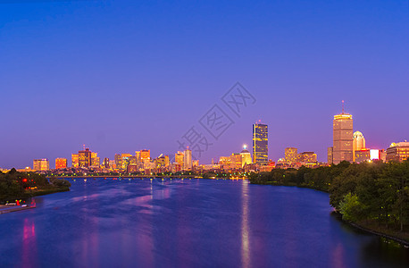 波士顿 剑桥和查尔斯河之景财富建筑物建筑天空景观地标船库树木市中心摩天大楼图片