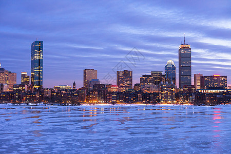黎明时分在波士顿后湾摩天大楼城市办公室建筑反射蓝色天际景观天空图片