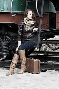 女孩在旧列车的平台上等待着落地图片