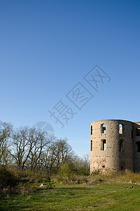 城堡细节太阳天空游客树木旅游石头晴天废墟蓝色历史性图片