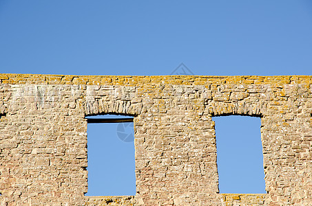 损坏窗口晴天历史性废墟蓝色城堡石头游客旅游天空太阳图片