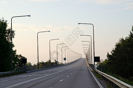 在桥上水平天空通勤者地平线运输旅行交通旅游游客场景图片