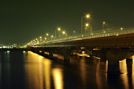 夜夜高速公路照明反射黄色城市绿色图片