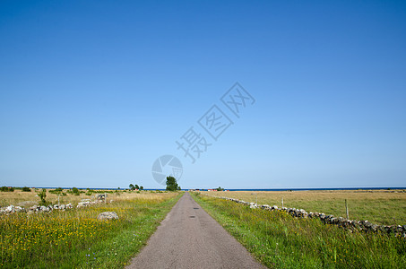 去海边房子假期驾驶晴天车道草地场地石墙石头国家图片