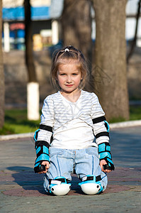 穿溜冰鞋的小女孩头发头盔幸福游戏孩子童年闲暇滚筒金发女孩图片