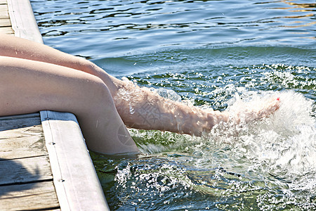 脚在湖中喷洒闲暇码头乐趣女孩假期享受小屋脚趾女士女性图片