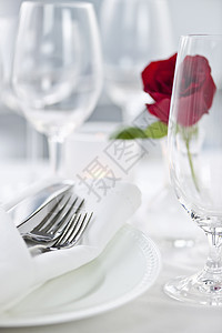 浪漫晚餐会叉子玻璃高脚杯用具餐厅器皿酒杯菜肴餐巾用餐图片