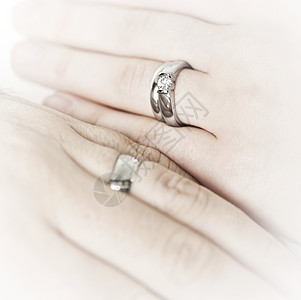 戴结婚戒指的手丈夫夫妻女士仪式手指珠宝蜜月钻石男人新娘图片