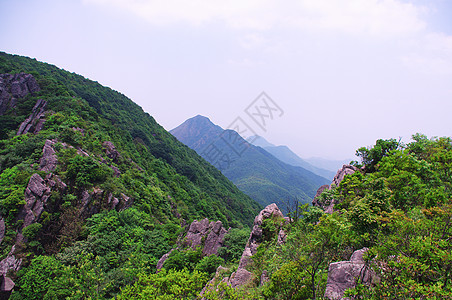 夏季的莫纳因爬坡仙境高地游客天空布雷场景蓝色石头山麓图片