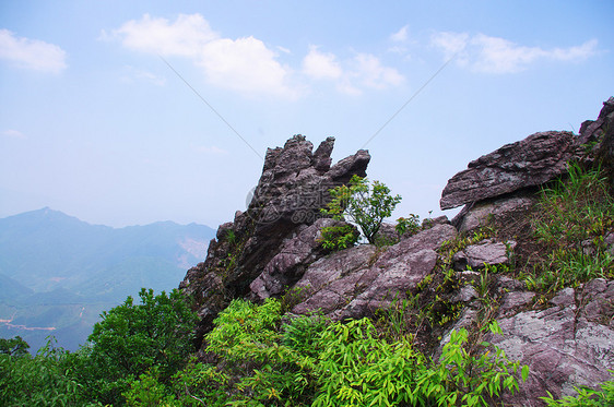 山顶上的岩石图片