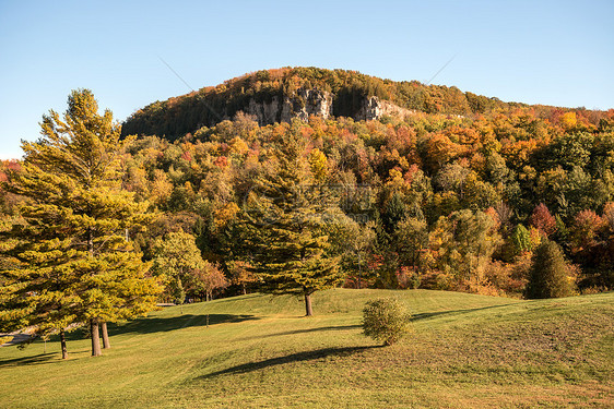 秋季在安大略米尔顿格伦伊登保护区树木甸园岩石悬崖图片
