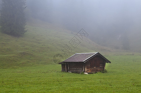 高山草原上的木棚屋森林农村旅行木头房子建筑文化场地爬坡传统图片