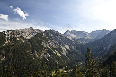 德国巴伐利亚阿尔卑斯岩石远足天空石头风景高山松树悬崖蓝色荒野图片