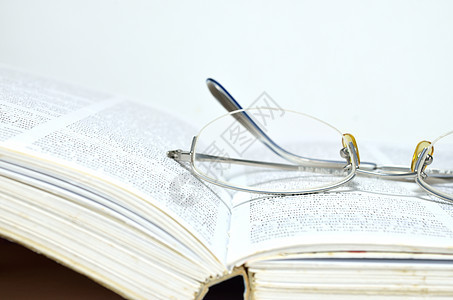 眼镜和书本知识文学学校办公室白色收藏教育大学科学阅读图片