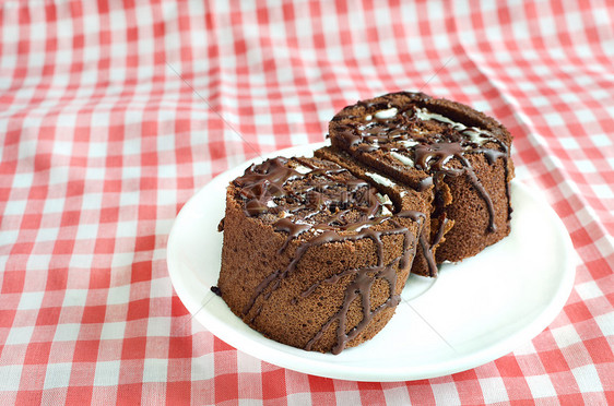 巧克力卷饼在盘子上海绵烹饪蛋糕甜点广场食物咖啡漩涡面粉时间图片