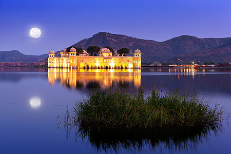 夜间贾尔马哈尔宫殿历史灯光乐园爬坡月亮城堡反射地标文化旅游图片