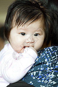 亚洲女婴孩子育儿女性婴儿食物青年微笑头发童年眼睛图片