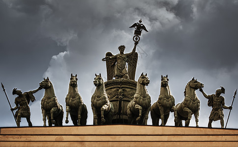 圣彼得堡胜利拱门上雕塑的马匹图片