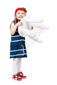 小女孩手里拿着白椅子的白人女孩图片