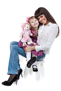 母亲和女儿坐在椅子上图片