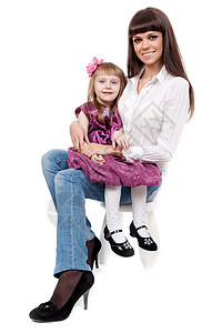 母亲和可爱的女儿坐在椅子上图片