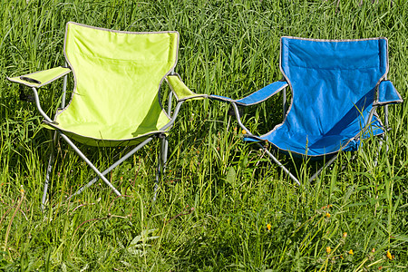 绿草上两张空的折叠椅图片
