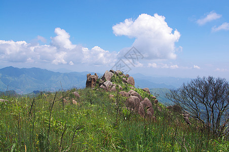 山顶的岩石山麓首脑登山者石头仙境旅行游客风景青色场景图片