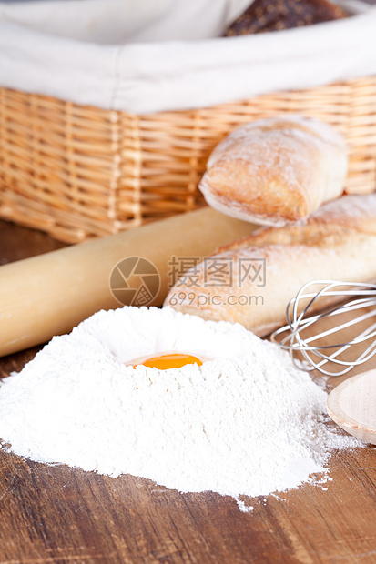 面包 面粉 鸡蛋和厨房用食物木板棕色耳朵烹饪硬皮篮子用具玉米谷物图片