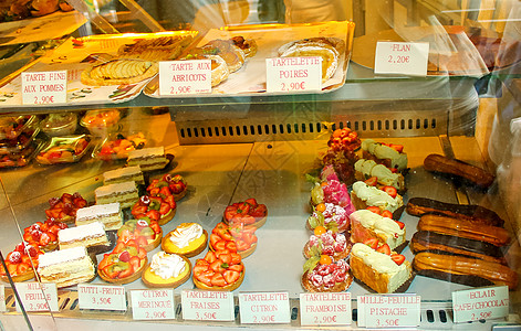 商店窗户中的蛋糕茶点巧克力饮食糕点馅饼食物水果糖果展示店铺图片