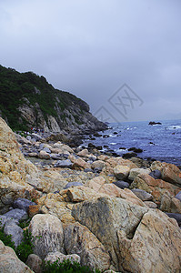 中国的海边有巨大的岩石阳光蓝色天空色调亮度海浪游客风景海水石头图片