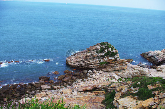 中国的海边有巨大的岩石悬崖青金石峡湾亮度天空旅行阳光辉光青色海洋图片