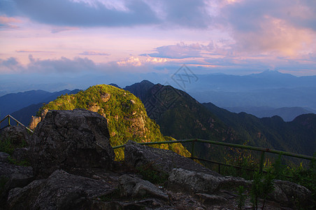 指甲山脊日落石头场景仙境天空首脑辉光发红亮度风景太阳图片