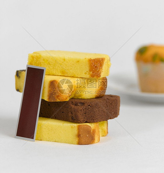 切片奶油和巧克力蛋糕重叠图片